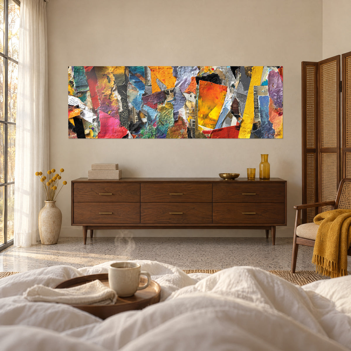 Cuadro composición de tiras de papel amarillo vivo, turquesa y púrpura, colgado sobre una cama en un dormitorio luminoso