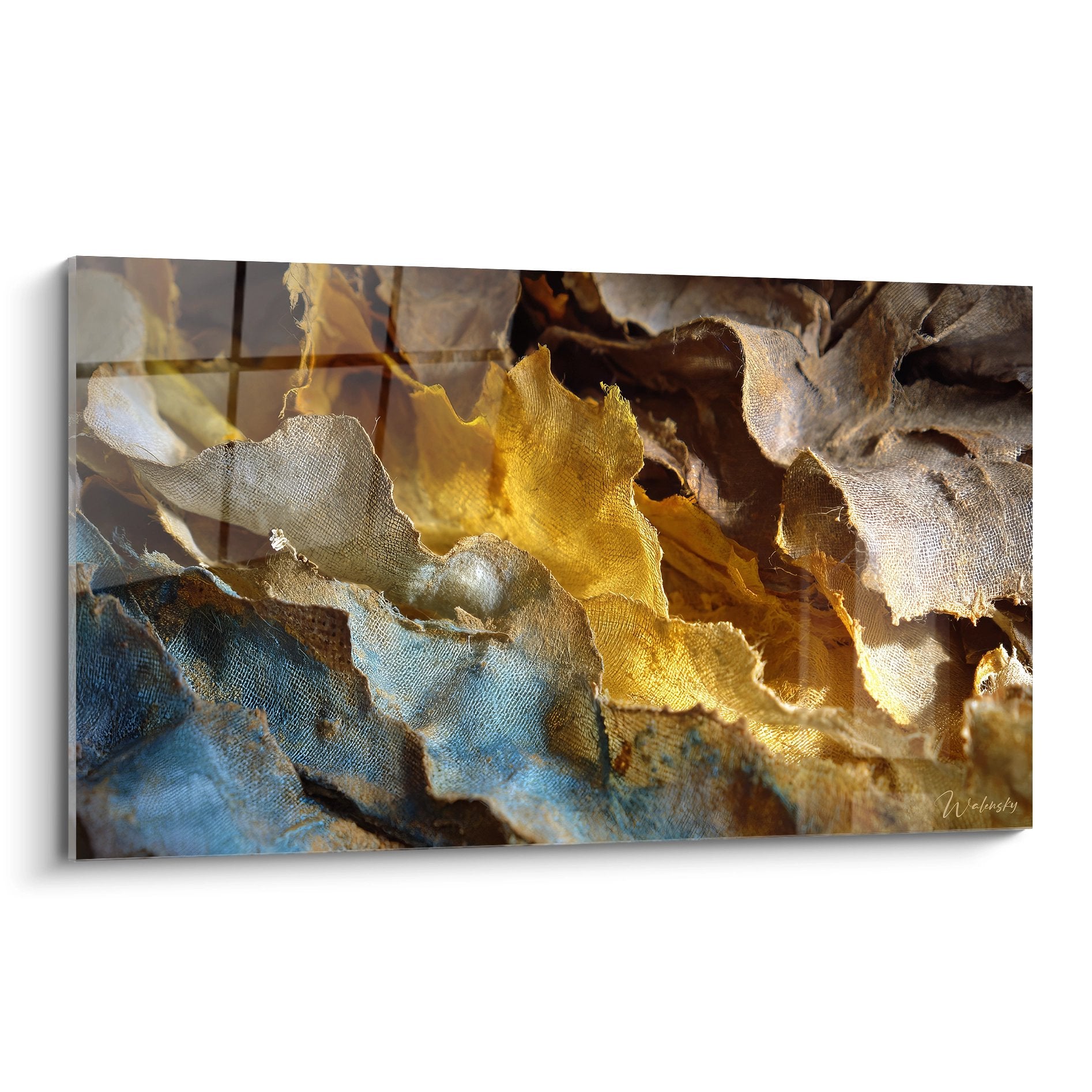 Tableau mural collage de tissus déchirés dorés et bleus aux textures organiques abstraites