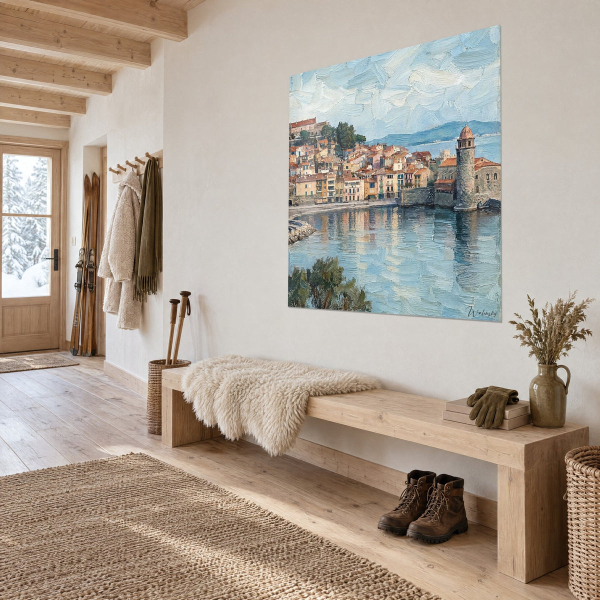 Schilderij Collioure in olieverf, okerkleurige toren met koepel en blauwe weerspiegelingen op het water, opgehangen boven een bank van licht hout