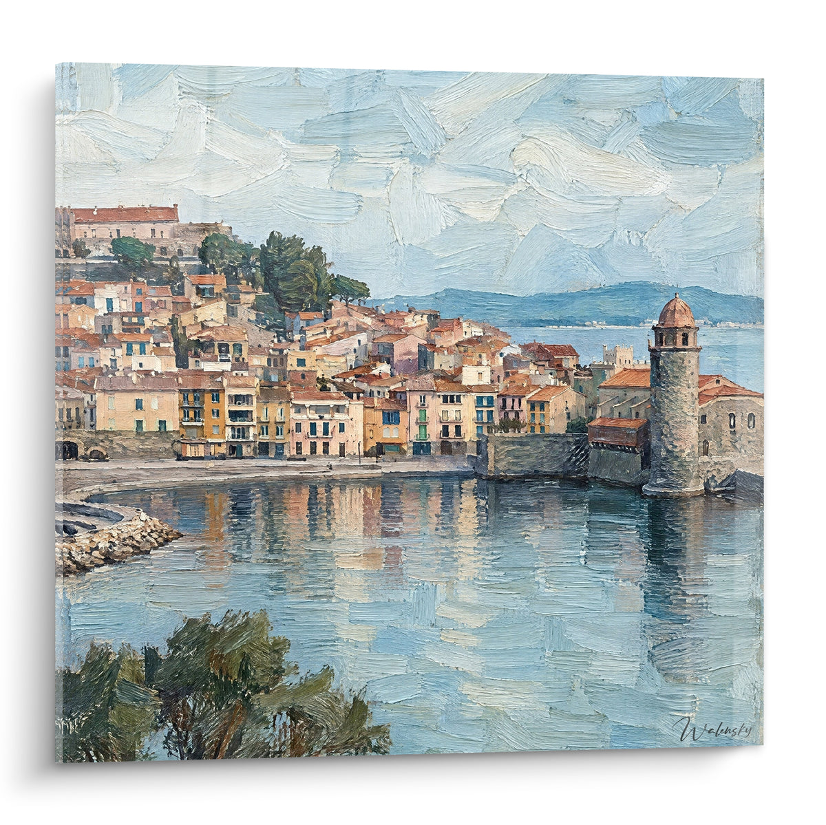 Schilderij dorp Collioure geschilderd in oker en turquoise, roze klokkentoren weerspiegeld in kalm water