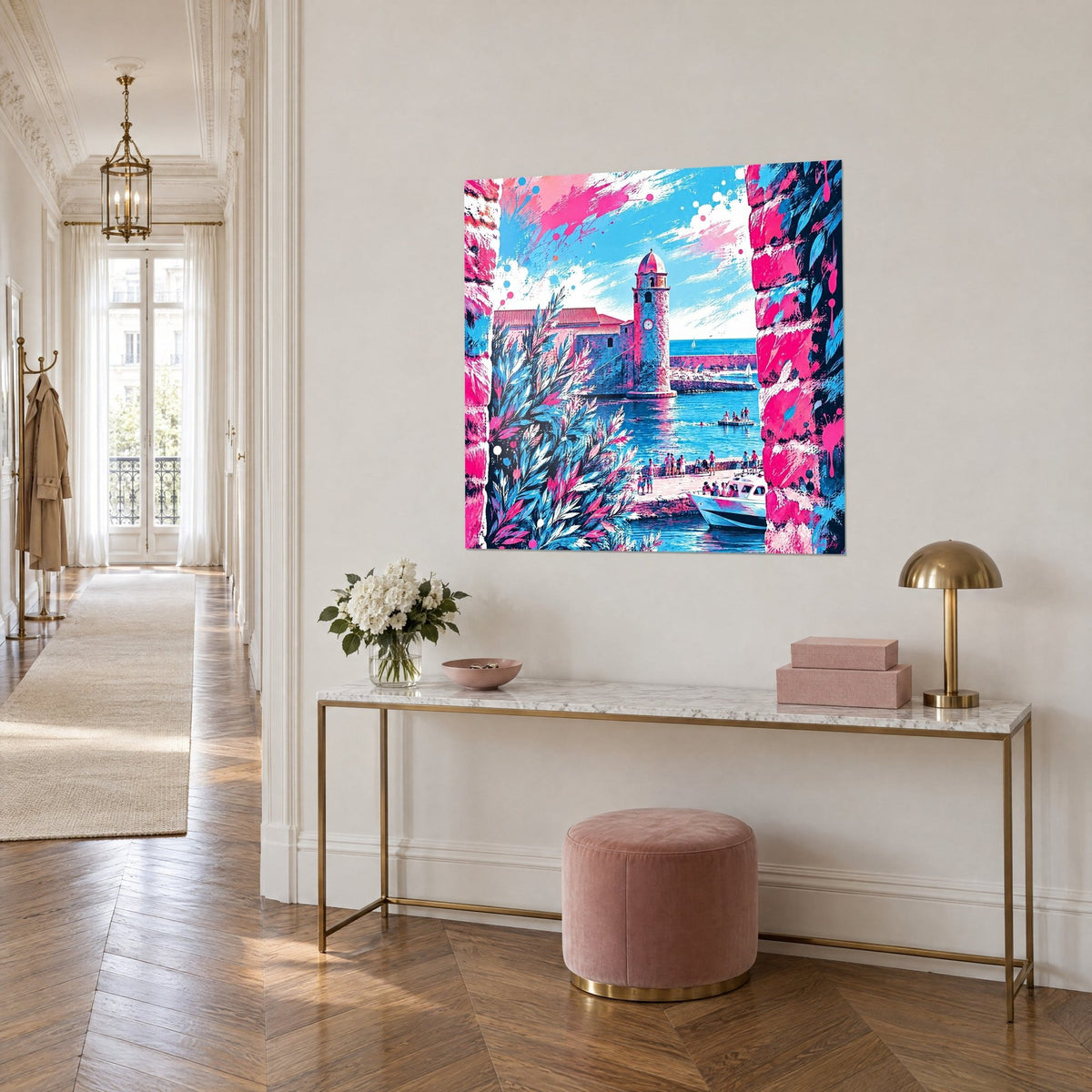 Tableau phare à dôme rose sur une mer azur, murs de pierre fuchsia en cadre, sur une console dorée d'un couloir haussmannien