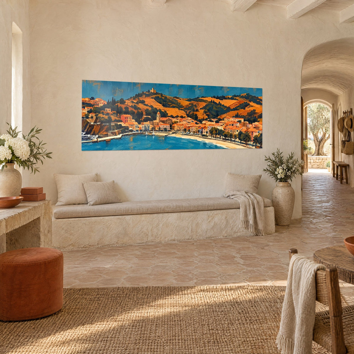 Tableau Collioure, clocher rond et maisons ocre bordant une baie turquoise, voiliers blancs, banquette claire d'un mas