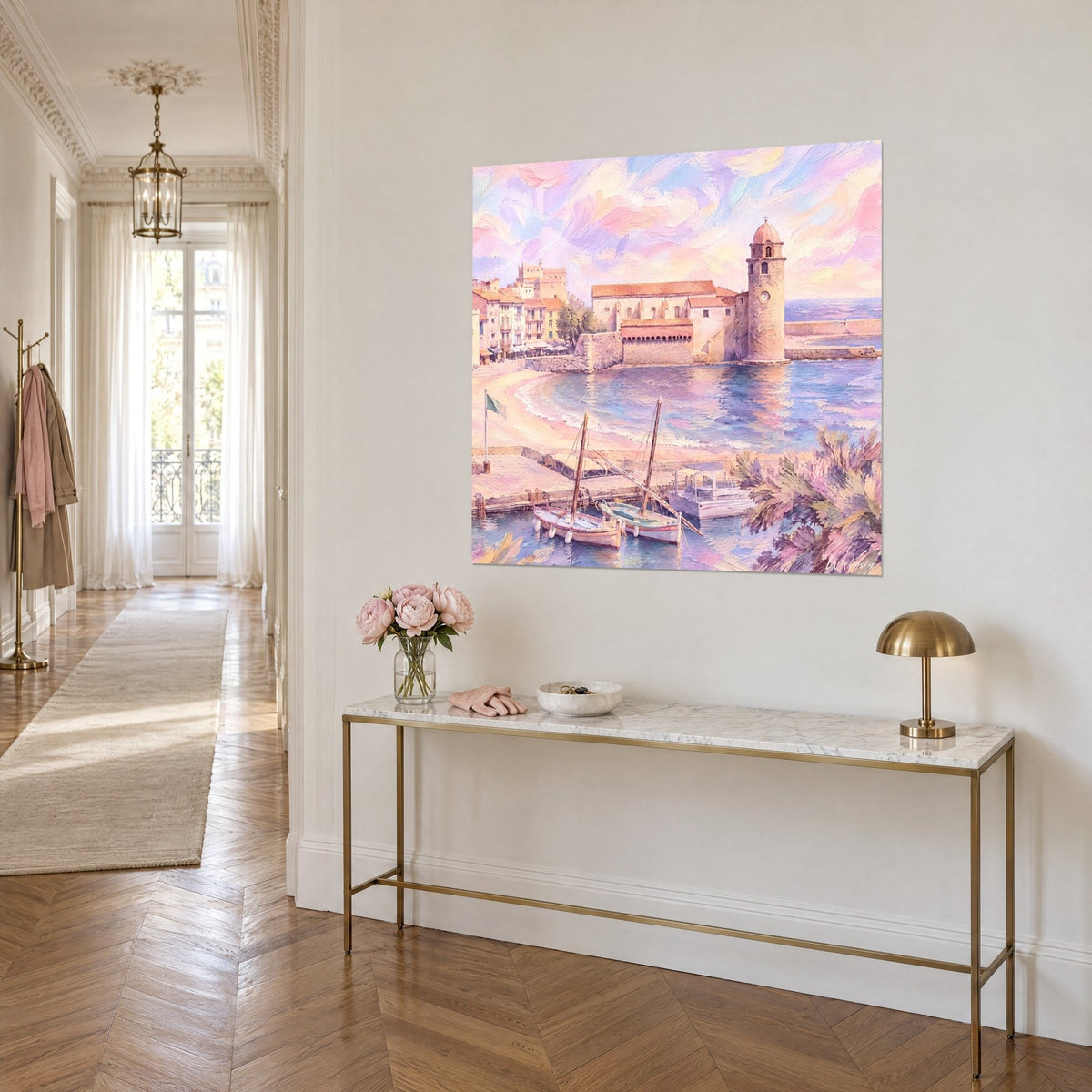 Cuadro iglesia fortificada de Collioure con tejados anaranjados, cielo pastel rosa y azul, sobre una consola dorada, vista de tres cuartos