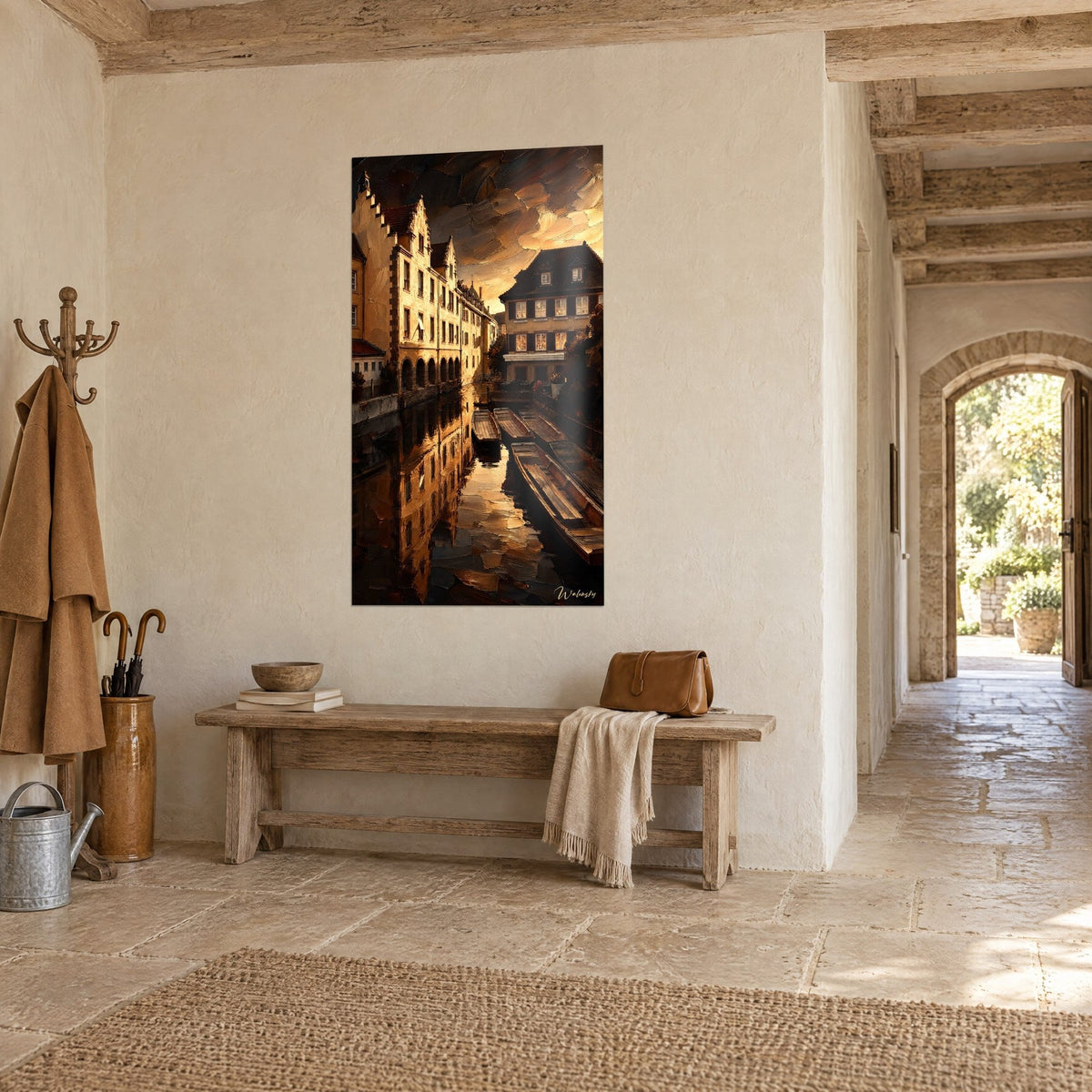 Quadro facciate a gradoni riflesse nell'acqua scura, barche di legno bruno e cielo ramato, sul muro di pietra di un ingresso rustico