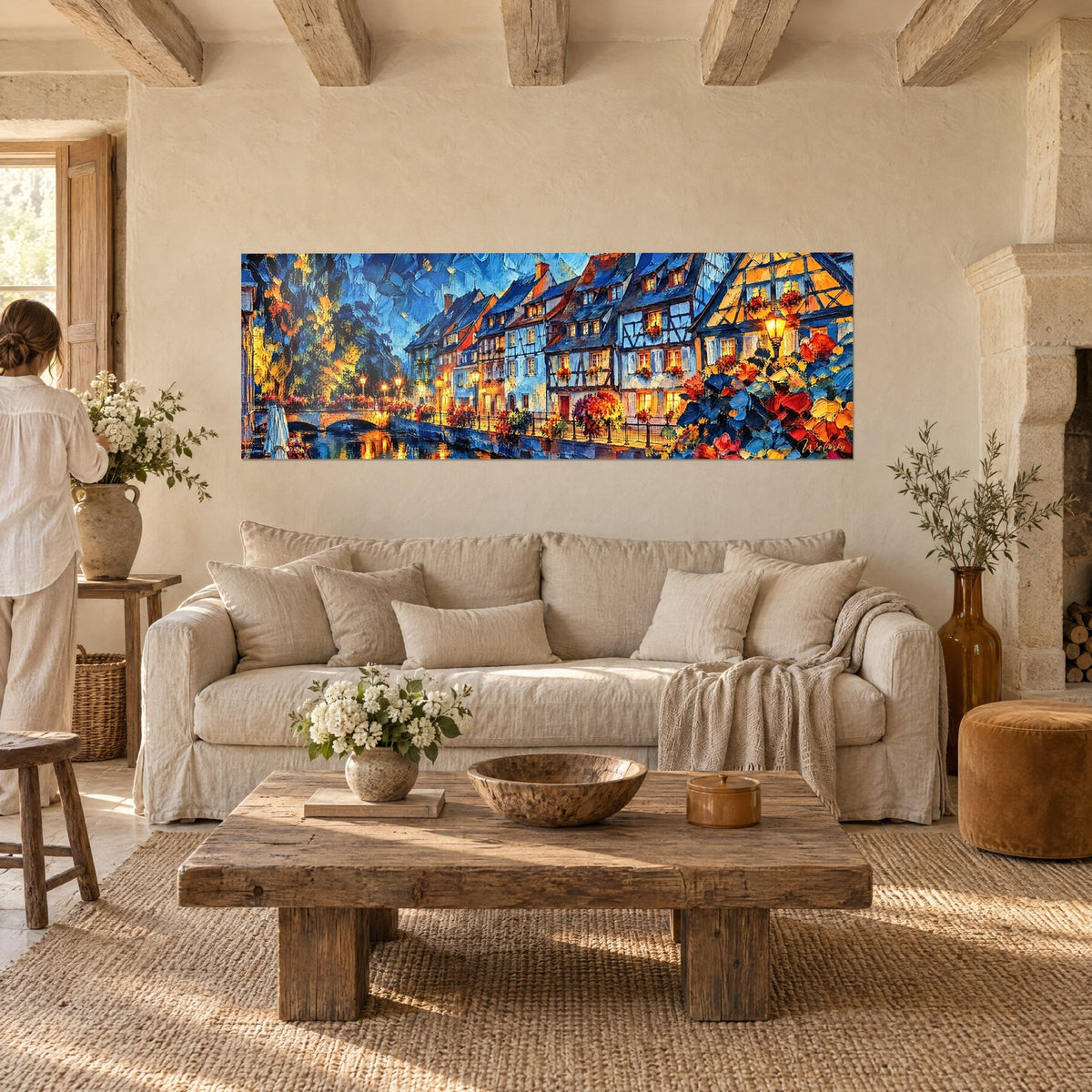 Gemälde Kleines Venedig von Colmar in blauer Nacht, orangefarbene und ockerfarbene Fachwerkhäuser, goldener Kanal, über einem Sofa in einem hellen Wohnzimmer