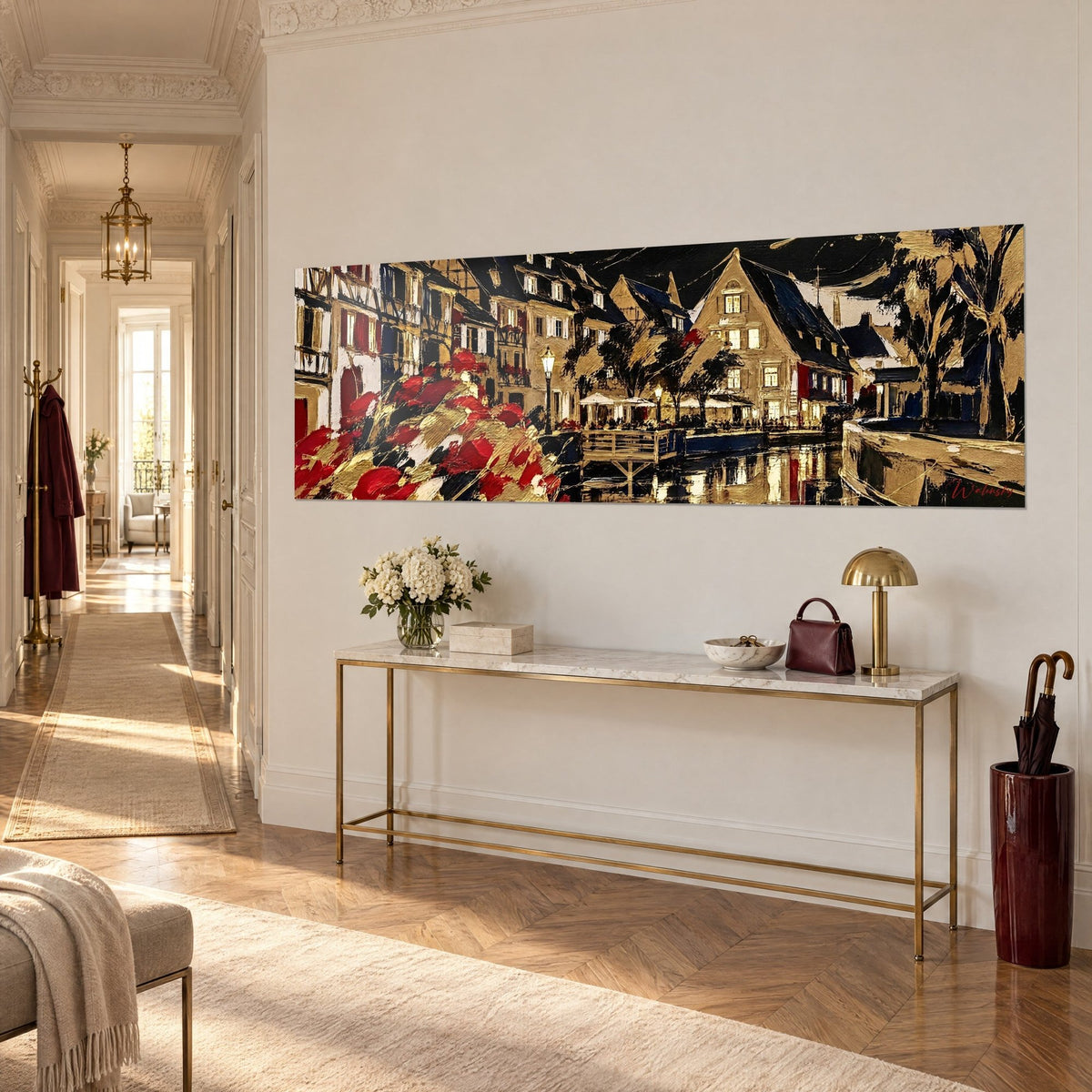 Schilderij vakwerkhuizen van Colmar in goud en diep zwart, brandende staande lamp, driekwartzicht in de hal van een appartement in Haussmann-stijl