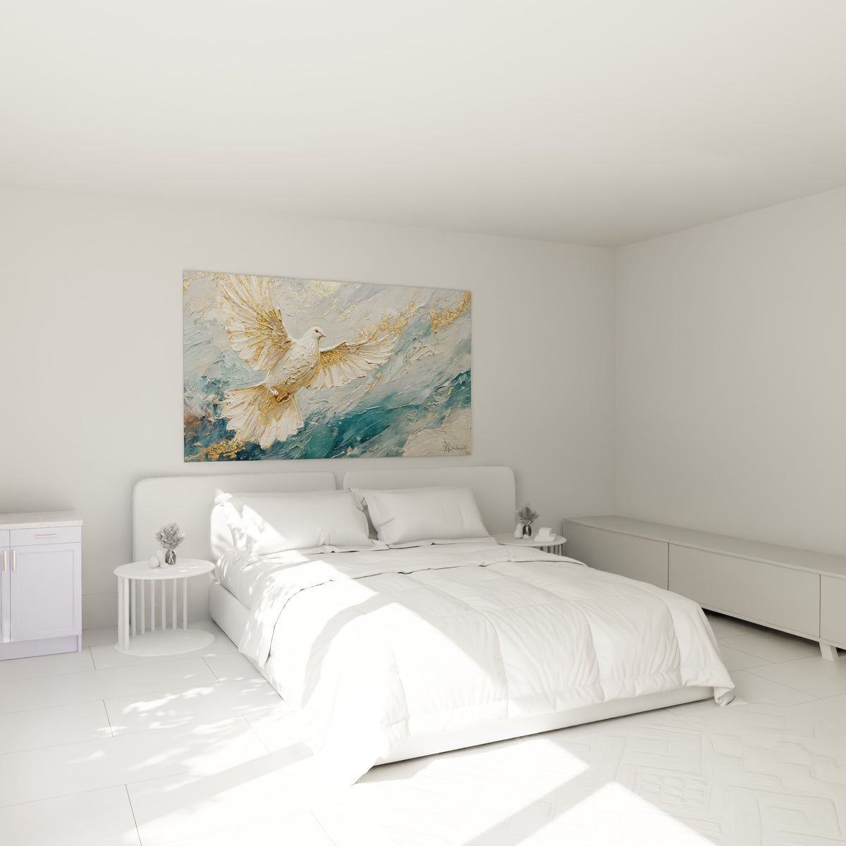 Ailes dorées déployées de la colombe blanche au-dessus d'un lit dans une chambre claire