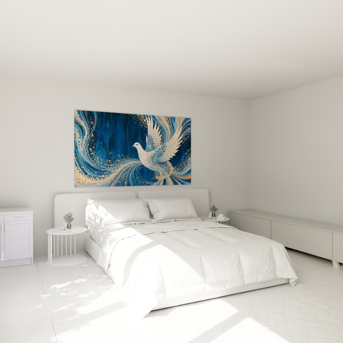 Envol de colombe blanche et dorée, motifs graphiques bleu nuit, au-dessus d'un lit dans une chambre claire