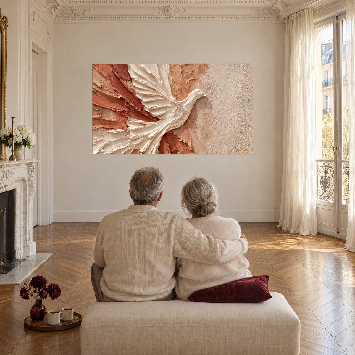 Tableau symbole de paix aux ailes ouvertes, crème épais sur fond cuivré et sable, face à un couple âgé enlacé dans un salon