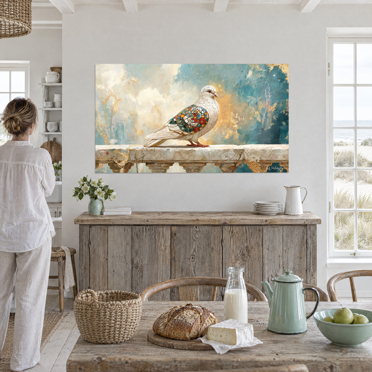 Tableau oiseau de paix nacré aux ailes mosaïque colorée sur pierre fissurée, fond bleu canard et ocre, face à une cuisine en bois