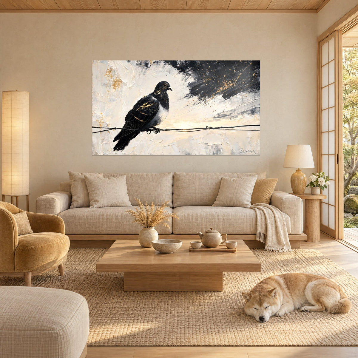 Gemälde: Tintentaube auf einer Leitung, schwarze Federn mit Goldstreifen vor cremefarbenem Hintergrund, über einem Sofa in einem hellen Wohnzimmer