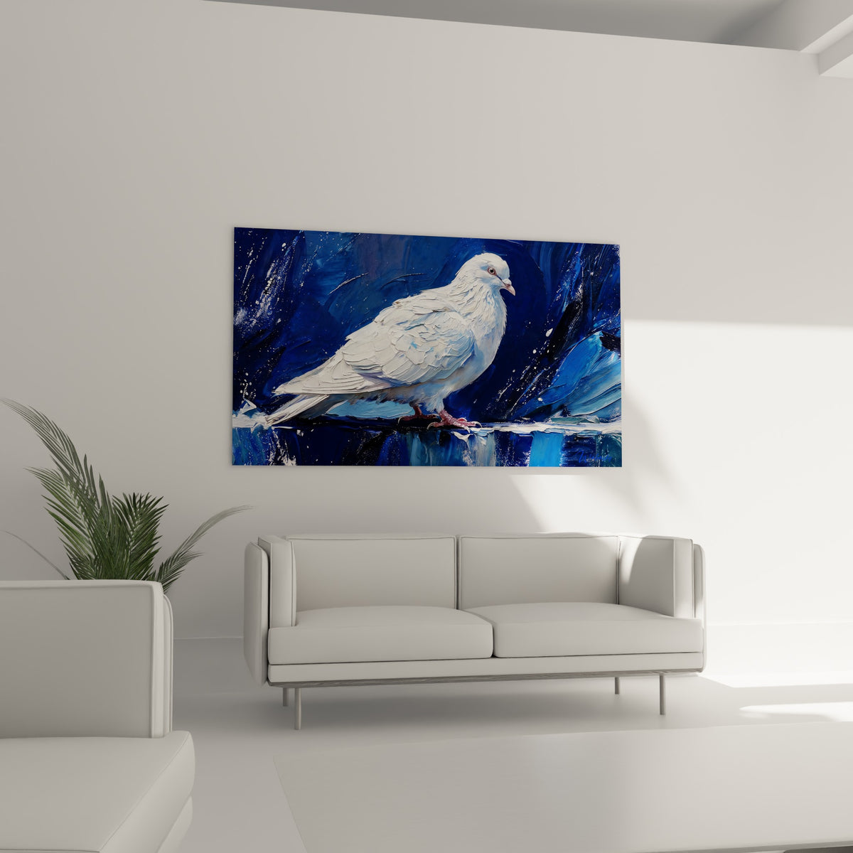 Oiseau blanc aux reflets gris perché sur fond bleu profond, au-dessus d'un canapé dans un salon lumineux