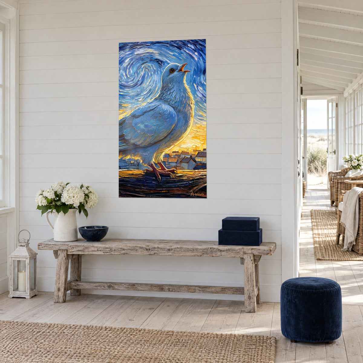 Tableau oiseau au bec orangé ouvert, spirales indigo et lueur ambre, dans une pièce de bord de mer