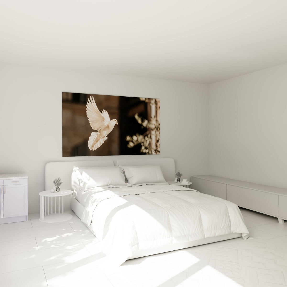 Oiseau blanc capturé en plein vol accroché au-dessus d'un lit dans une chambre claire