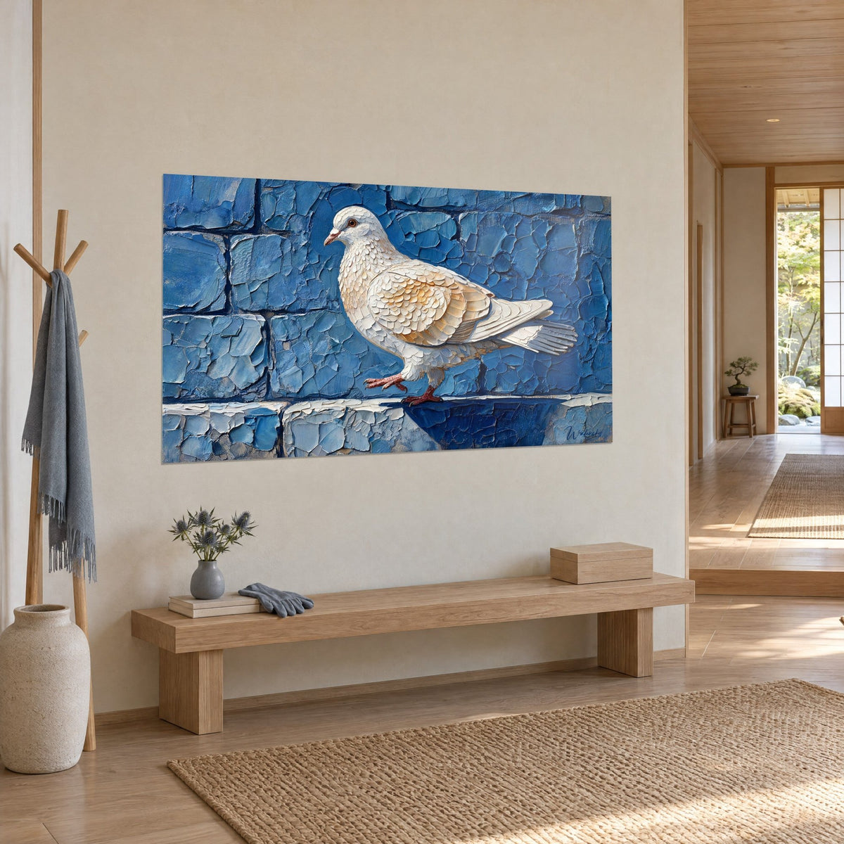 Tableau oiseau blanc de profil, pattes rosées sur un muret bleu craquelé, accroché dans un couloir japandi en bois clair