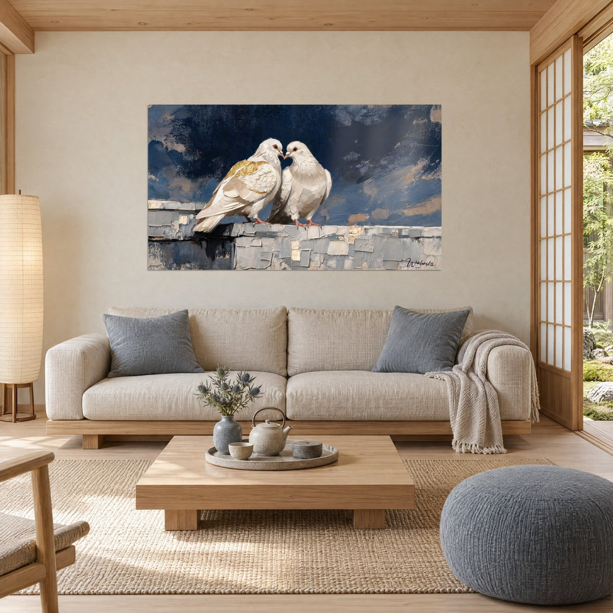 Gemälde Taubenpaar aus weißen Tauben Schnabel an Schnabel, goldene Flügel auf nachtblauem Grund, über einem Sofa in einem hellen Wohnzimmer