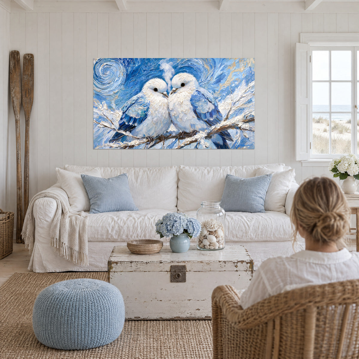 Tableau colombes blanches blotties, ailes bleu cobalt, empâtements nacrés, au-dessus d'un canapé dans un salon lumineux