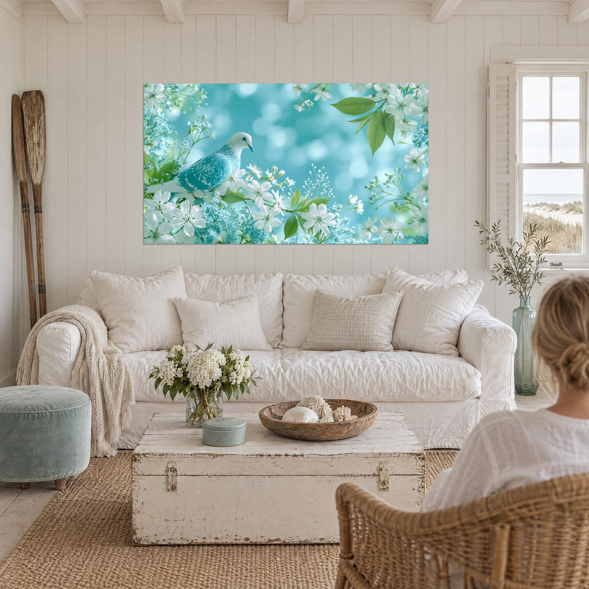 Cuadro Pájaro azul glaciar posado sobre flores blancas, fondo turquesa desenfocado, sobre un sofá en un salón luminoso