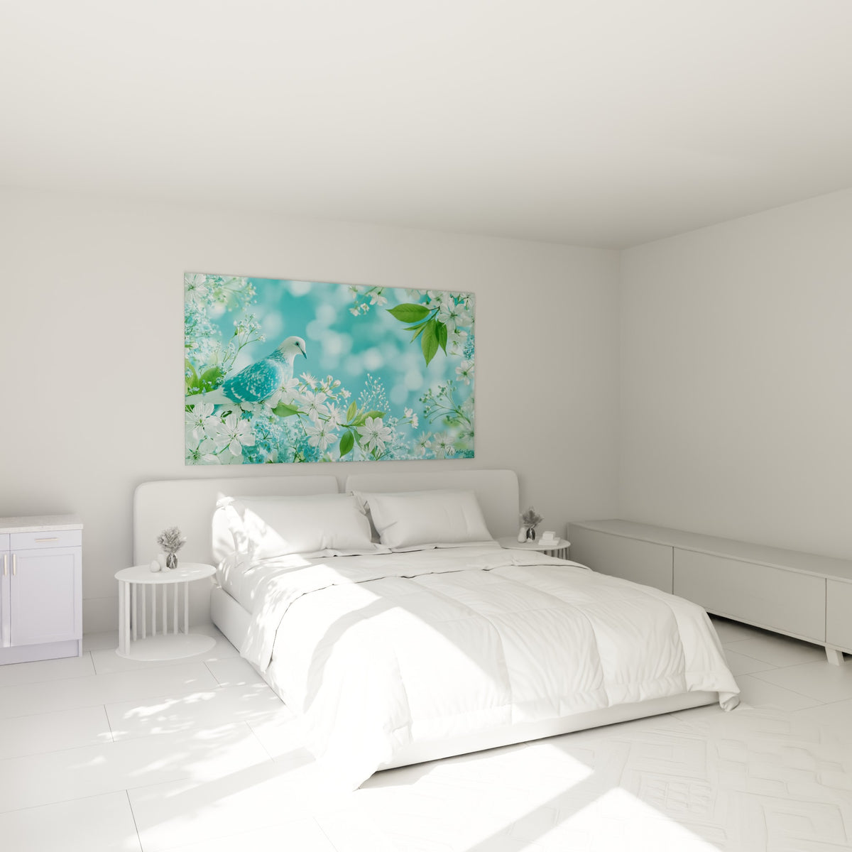Oiseau turquoise entouré de fleurs blanches et feuillage vert, au-dessus d'un lit dans une chambre claire