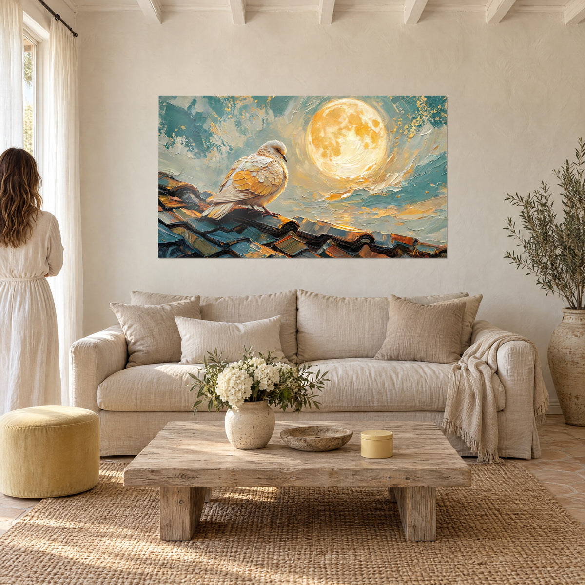 Tableau colombe crème aux plumes ocre sur un toit de tuiles bleutées, lune dorée ronde, femme de dos, au-dessus d'un canapé dans un salon lumineux