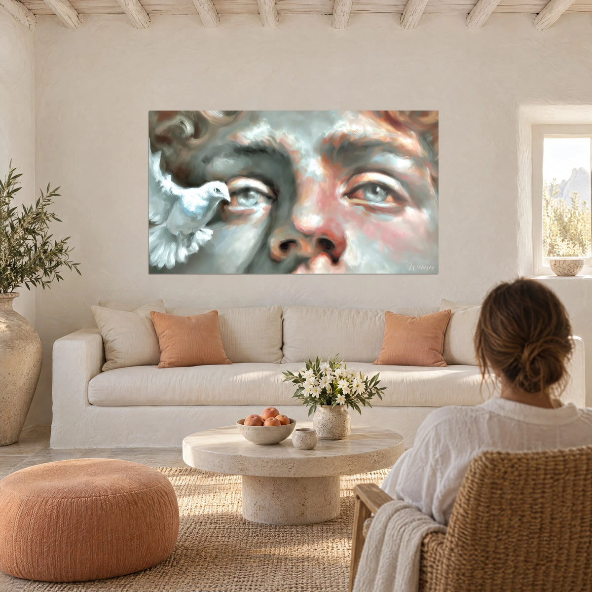Cuadro Mirada gris azulada de un rostro en primer plano, paloma blanca junto al ojo, tonos rosa y gris, sobre un sofá en un salón luminoso