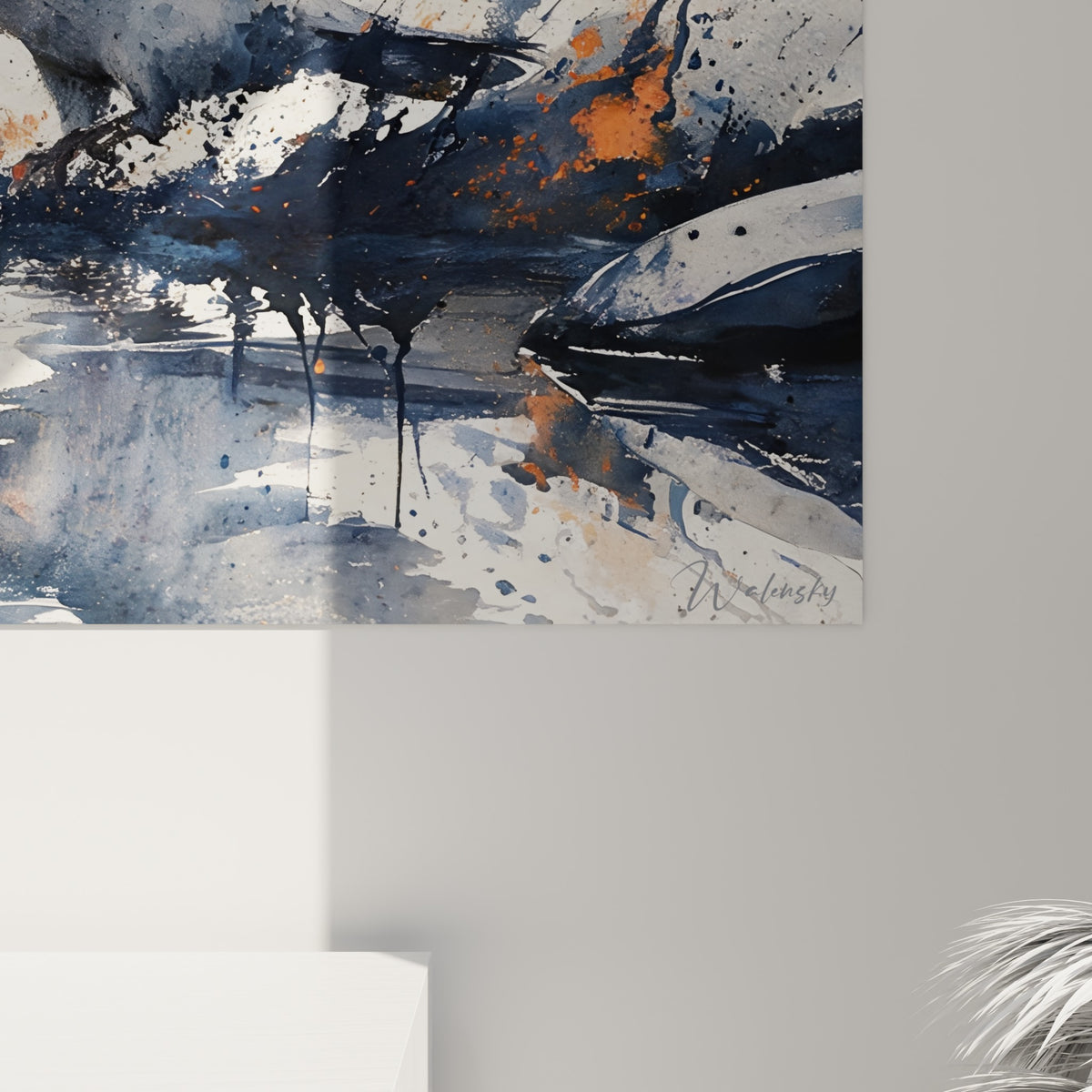 Détail des coulures anthracite et éclats orangé sur la toile, grain de l'aquarelle et empâtements visibles