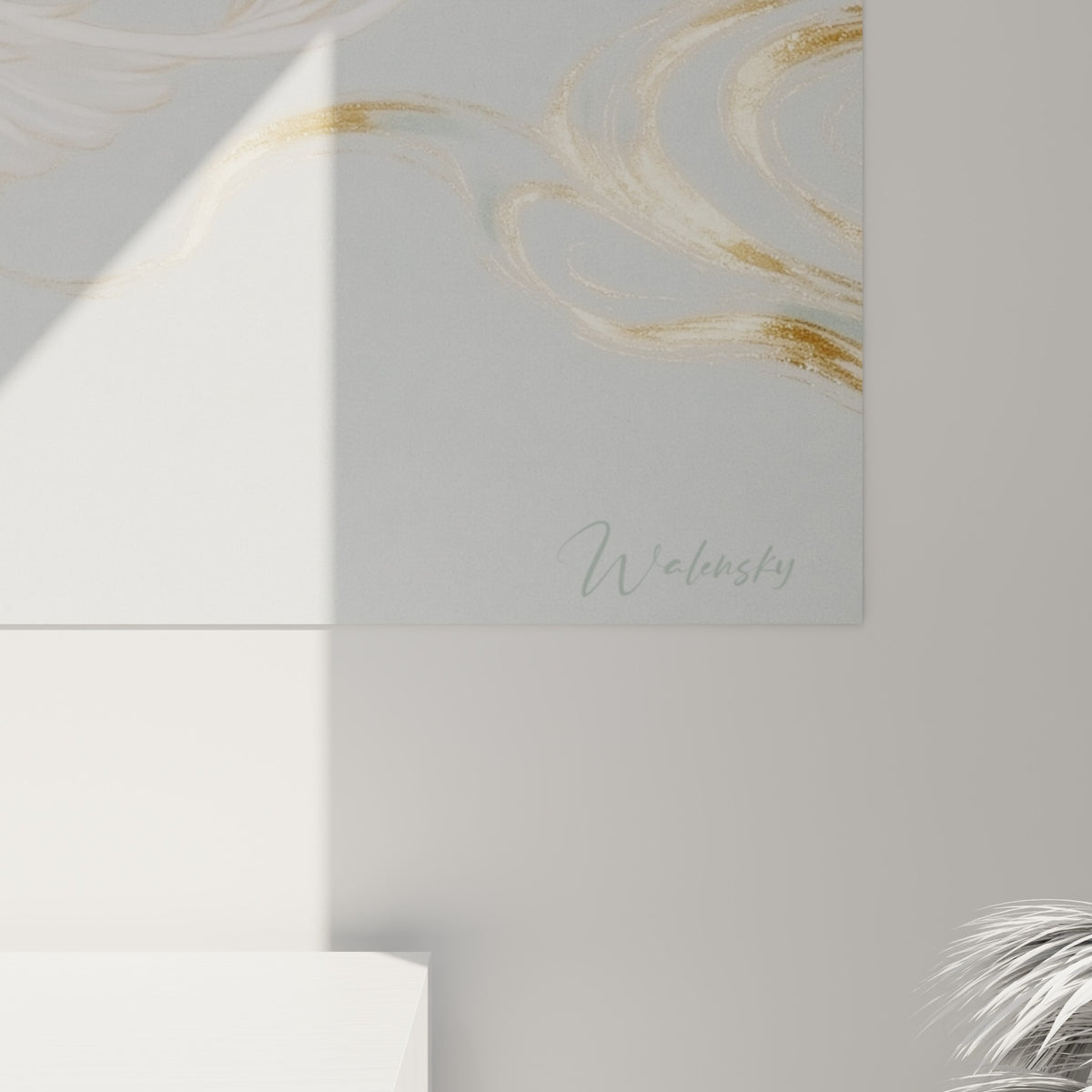 Détail des plumes blanches et des touches dorées de la colombe, grain fin et lumière douce