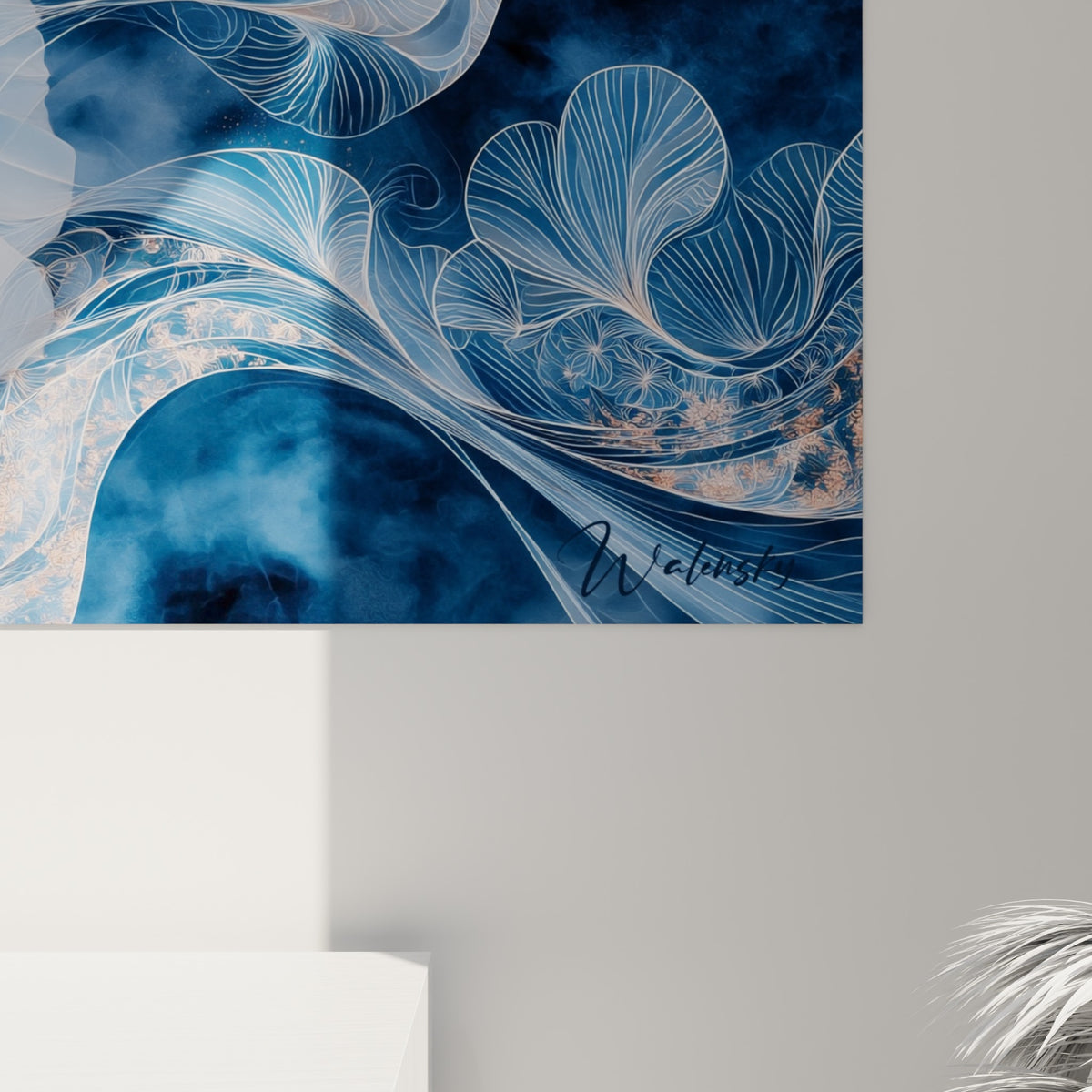 Détail des plumes blanches et des filaments dorés de la colombe, matière fine sur fond bleu profond.