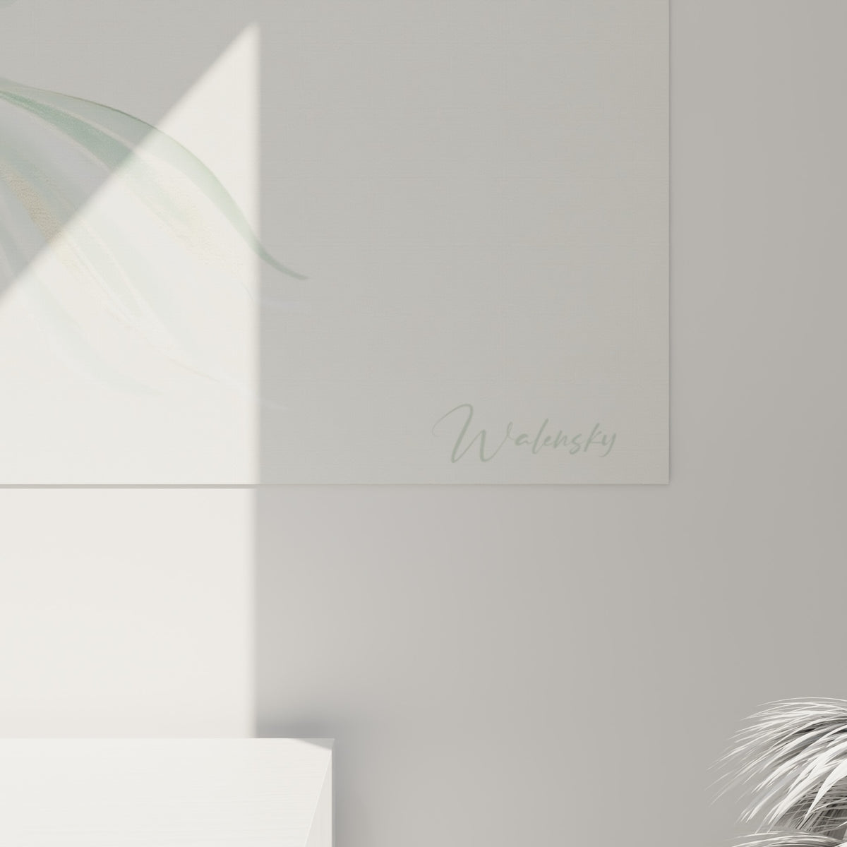 Plumes fines mêlant blanc nacré, vert sauge et reflets dorés visibles de près sur la toile