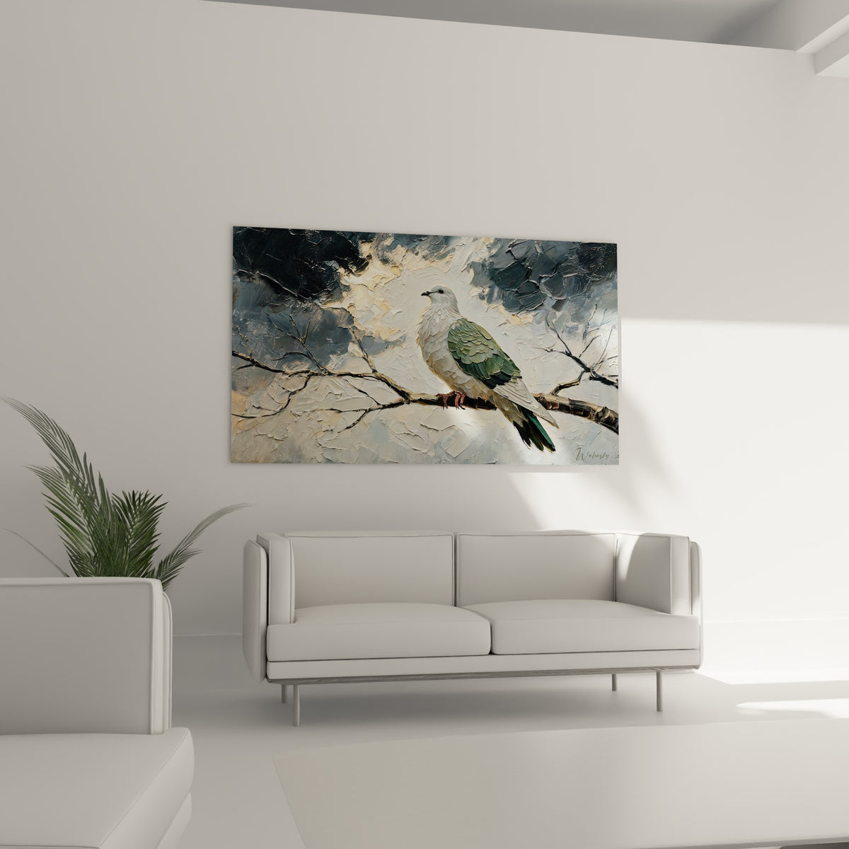 Colombe grise et dorée déployant son plumage, au-dessus d'un canapé dans un salon lumineux
