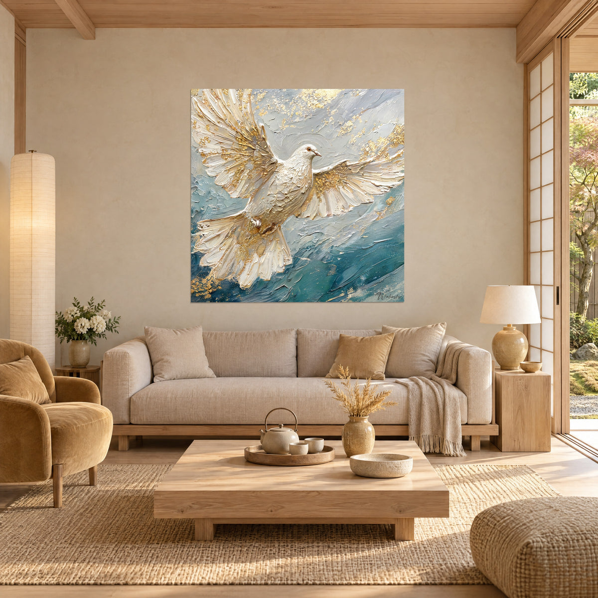 Gemälde weiße Taube mit goldenen, ausgebreiteten Flügeln auf entenblauem Grund, über einem Sofa in einem hellen Wohnzimmer