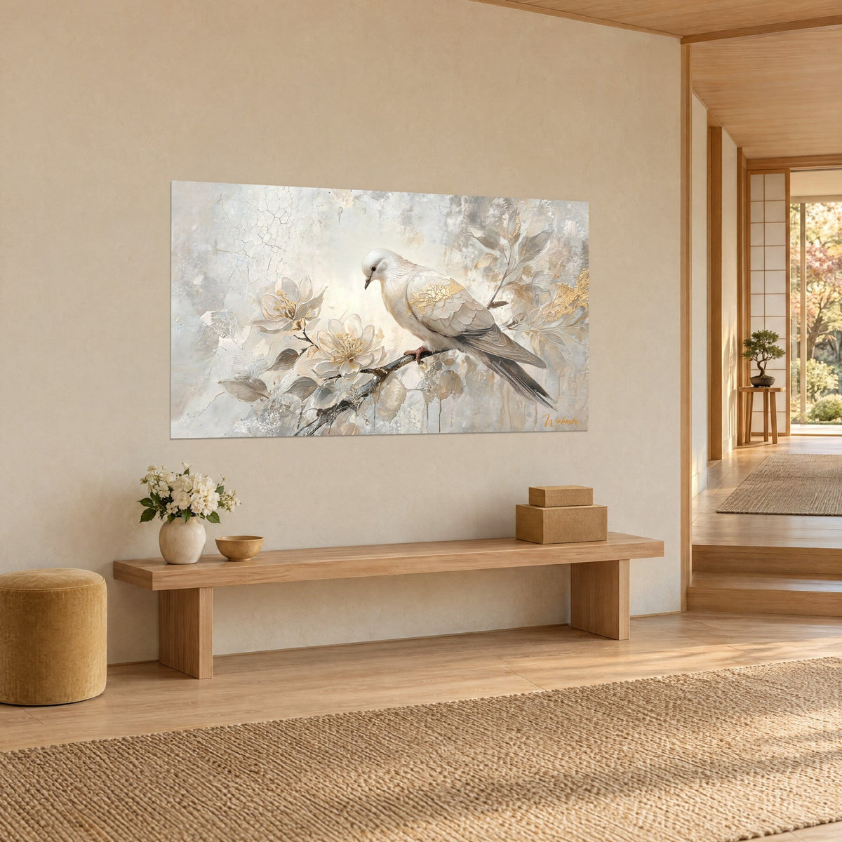 Tableau oiseau blanc posé sur une branche brune, pétales ivoire et feuilles dorées, fond craquelé beige et gris, vue de trois-quarts dans une entrée japandi