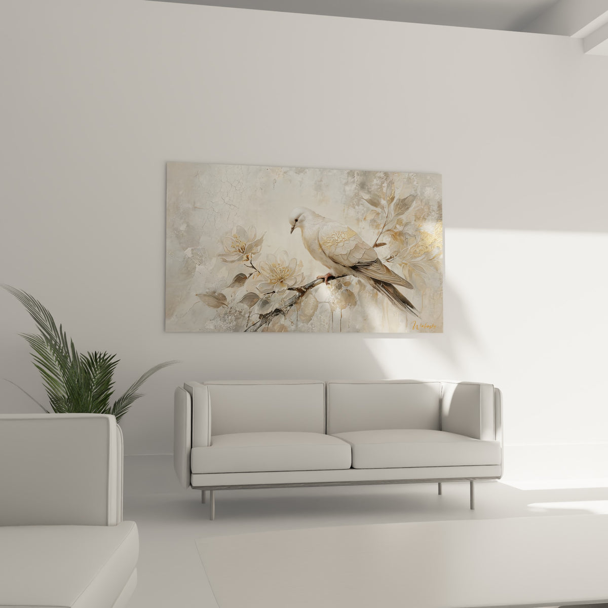 Oiseau ivoire aux touches dorées parmi des fleurs beige, suspendu au-dessus d'un canapé dans un salon lumineux