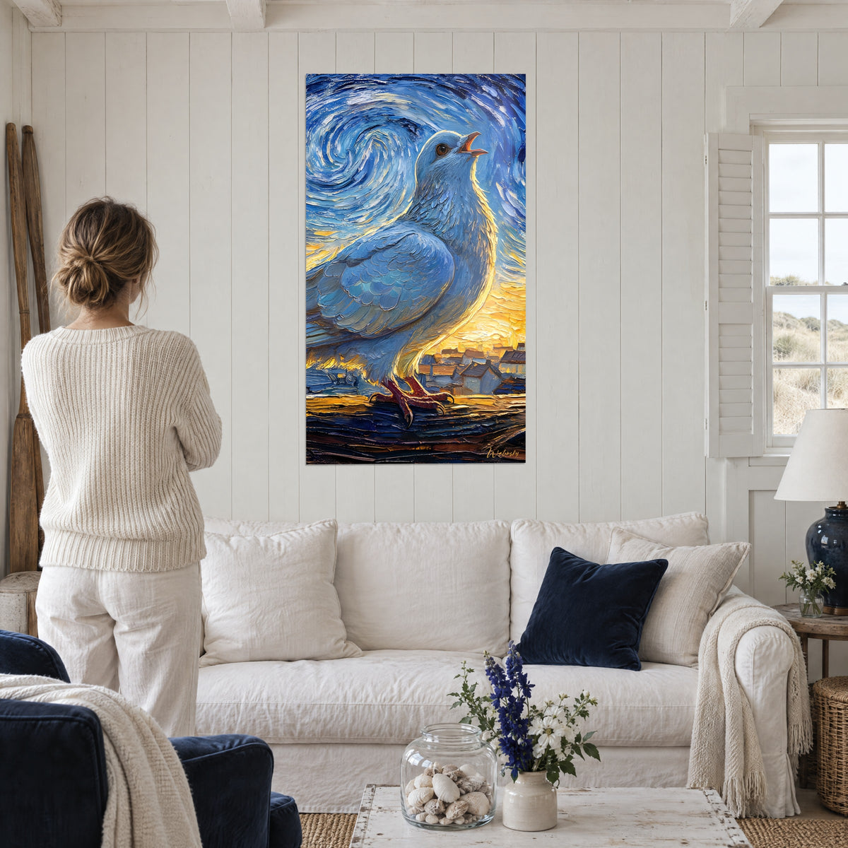 Tableau colombe bleue aux plumes en écailles, ciel tourbillonnant d'or, au-dessus d'un canapé dans un salon lumineux