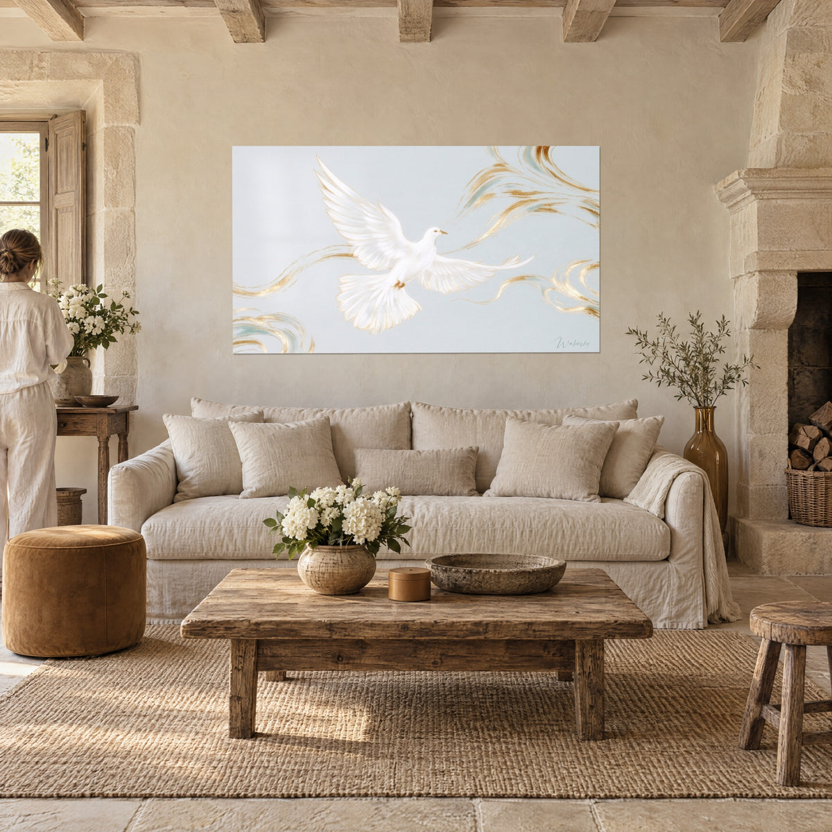 Gemälde weiße Taube mit ausgebreiteten Flügeln, goldene Bänder auf perlgrauem Grund, über einem Sofa in einem hellen Wohnzimmer