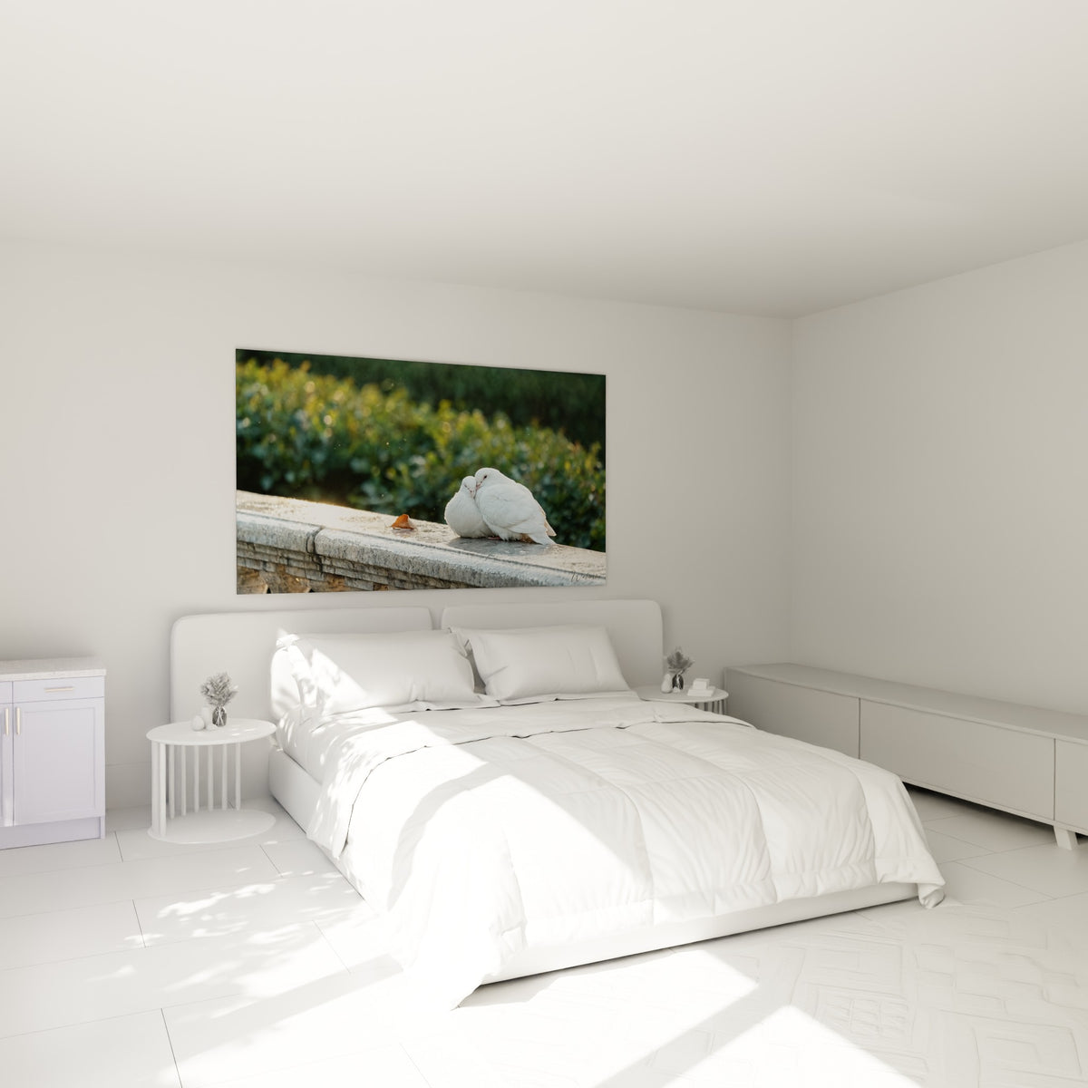 Duo de colombes blanches tendrement blotties, tons gris et vert, au-dessus d'un lit dans une chambre claire