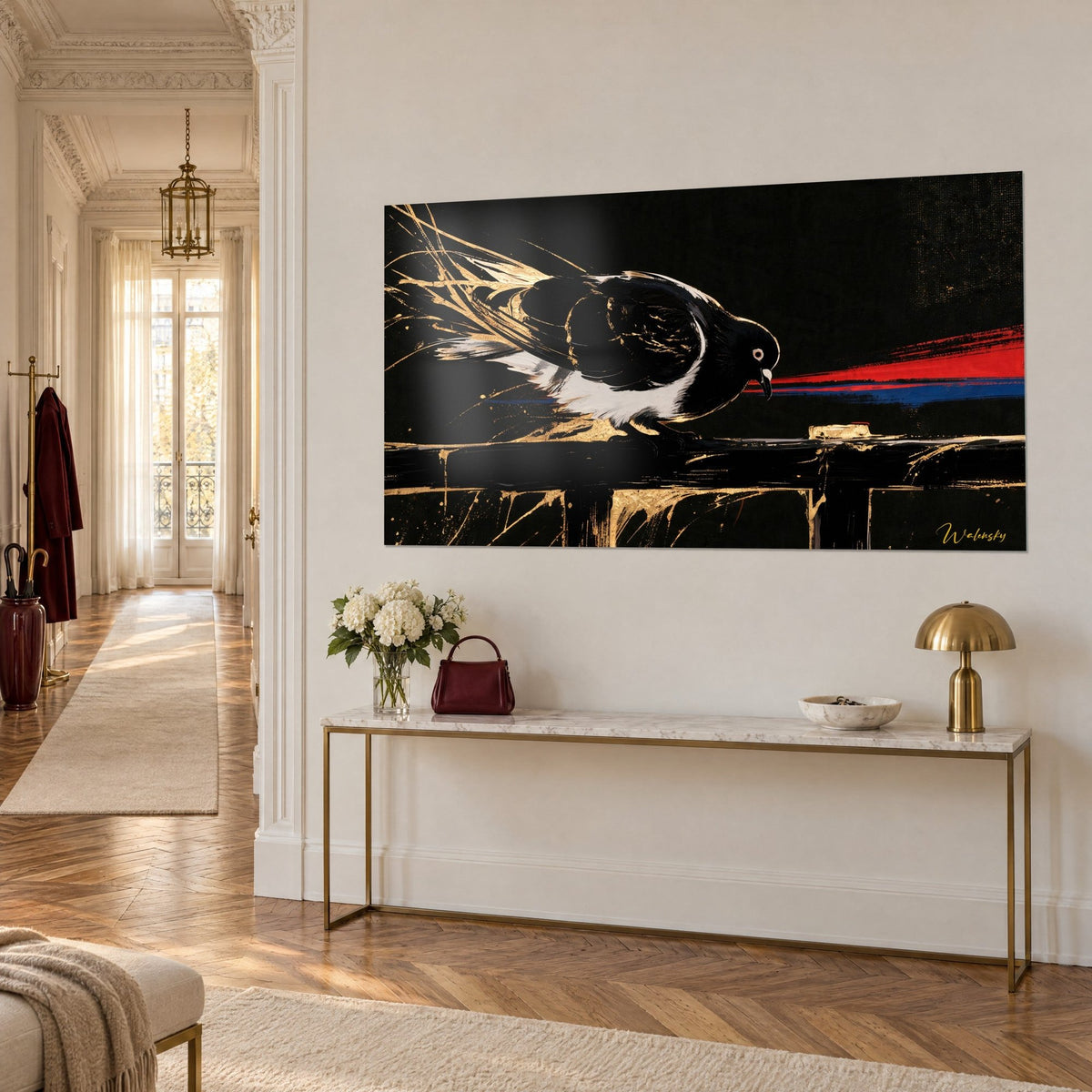 Quadro di un uccello nero chino su una balaustra, bagliori dorati e fascia rossa e blu, su una parete bianca sopra una consolle