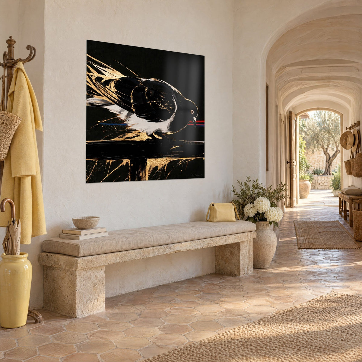 Tableau oiseau sombre penché sur son perchoir, ailes noires rehaussées d'or et touche rouge, mur de plâtre clair et couloir voûté à arches