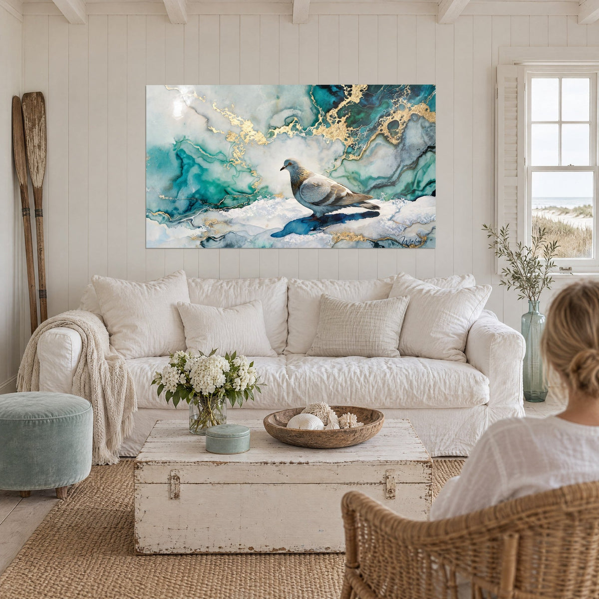 Gemälde Taube auf Schnee, grau, türkisfarbener Marmor mit goldenen Adern, Person von hinten, über einem Sofa in einem hellen Wohnzimmer