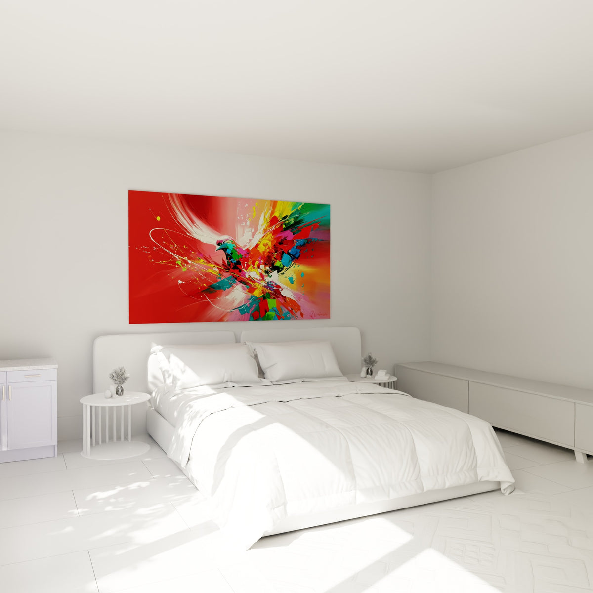 Oiseau multicolore jaillissant sur fond rouge cramoisi, accroché au-dessus d'un lit dans une chambre claire