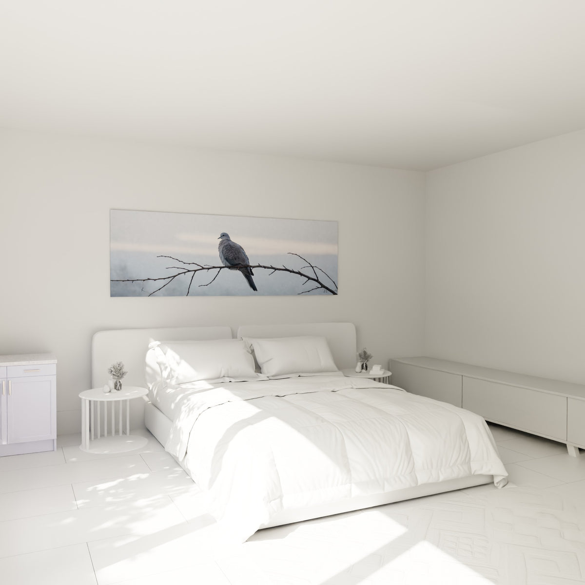 Silhouette grise d'une colombe sur branche nue, au-dessus d'un lit dans une chambre claire