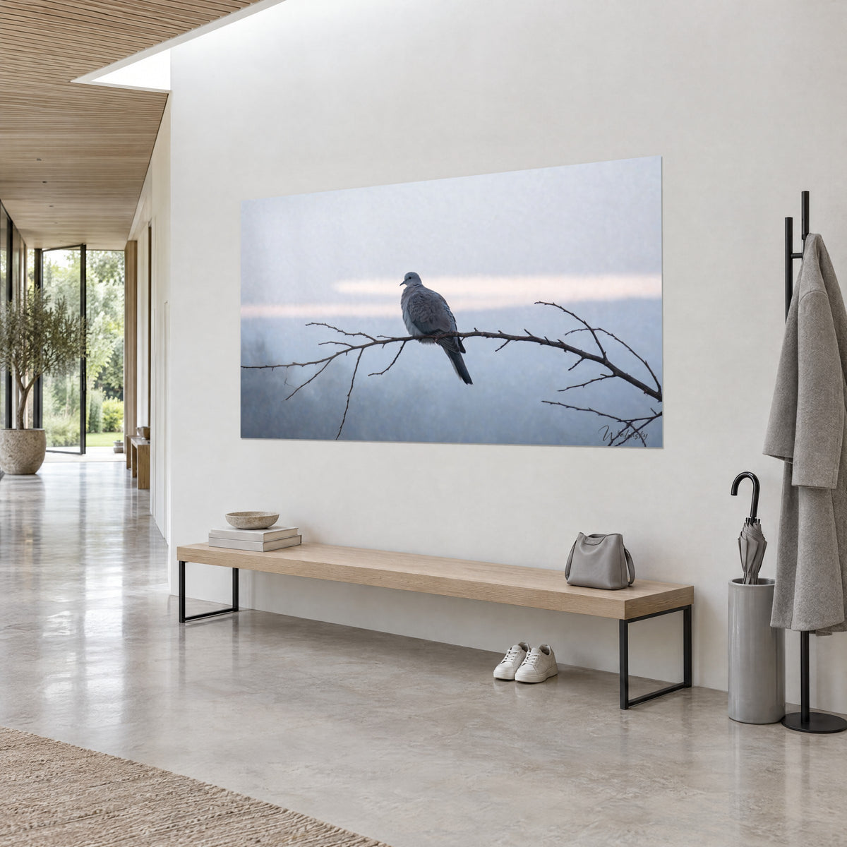 Tableau tourterelle au plumage gris cendré, branche brune sans feuilles, brume bleutée, vue de trois-quarts dans un couloir de maison d'architecte