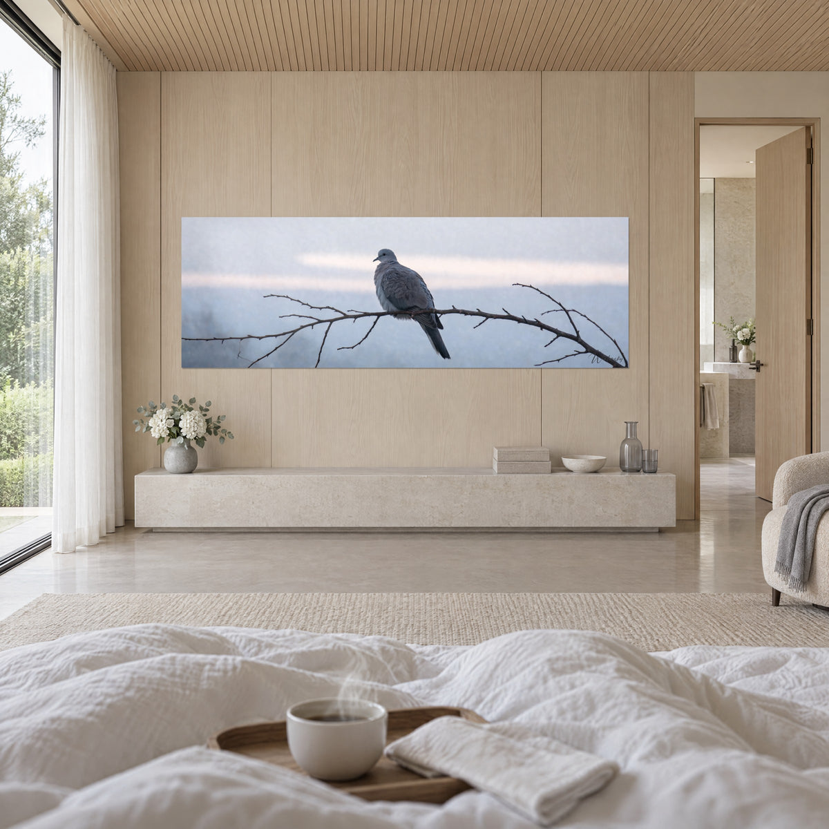 Gemälde graue Taube mit hellem Bauch auf ihrem dornigen Ast, Hintergrund in Taubenblau und sanftem Rosa, über einem Bett in einem hellen Schlafzimmer