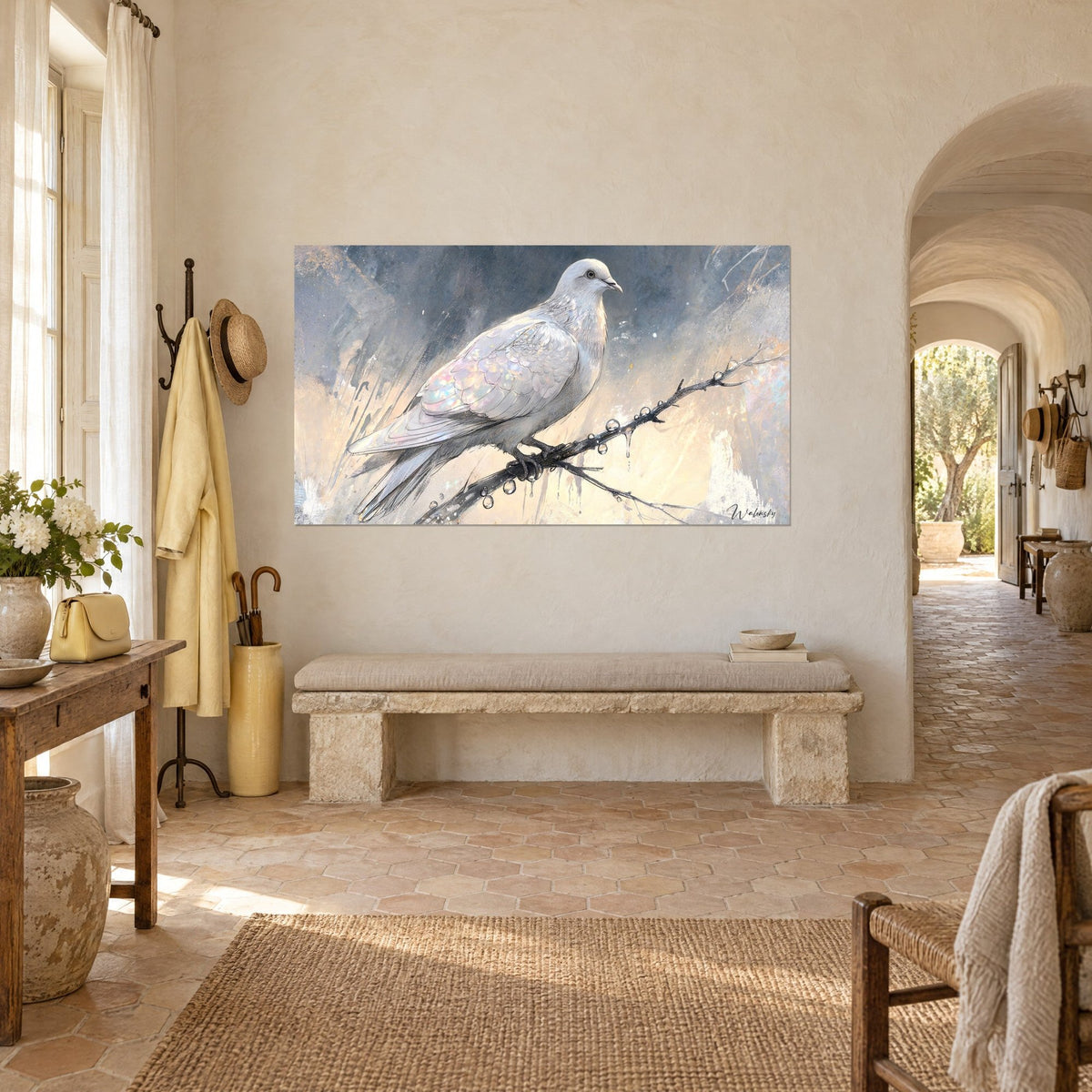 Gemälde perlmuttschimmernder Vogel im Profil auf einem Ast sitzend, schillernde rosa und hellblaue Flügel, schiefergrauer und cremefarbener Hintergrund, Wand eines provenzalischen Landhauses in Dreiviertelansicht