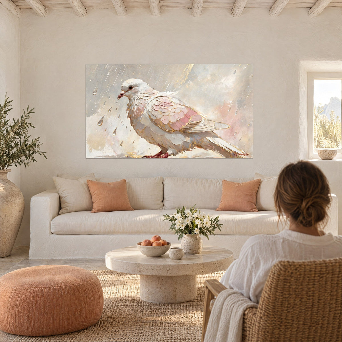 Tableau colombe nacrée aux plumes rose pâle et filets d'or sous la pluie, au-dessus d'un canapé dans un salon lumineux