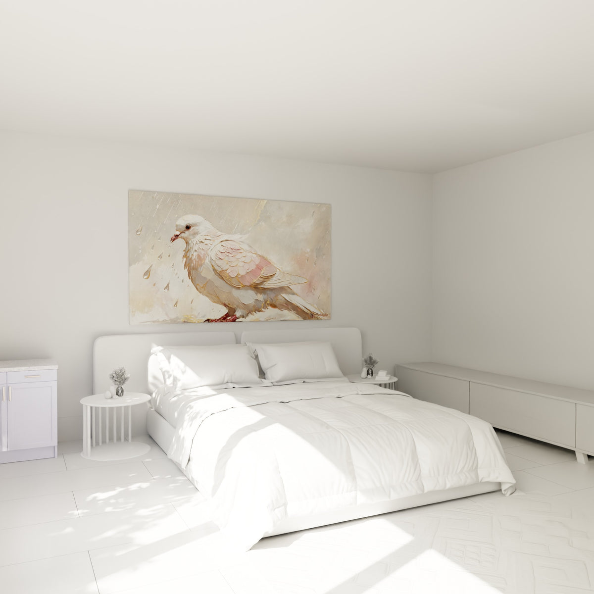 Colombe ivoire et rose aux reflets dorés, posture immobile, au-dessus d'un lit dans une chambre claire