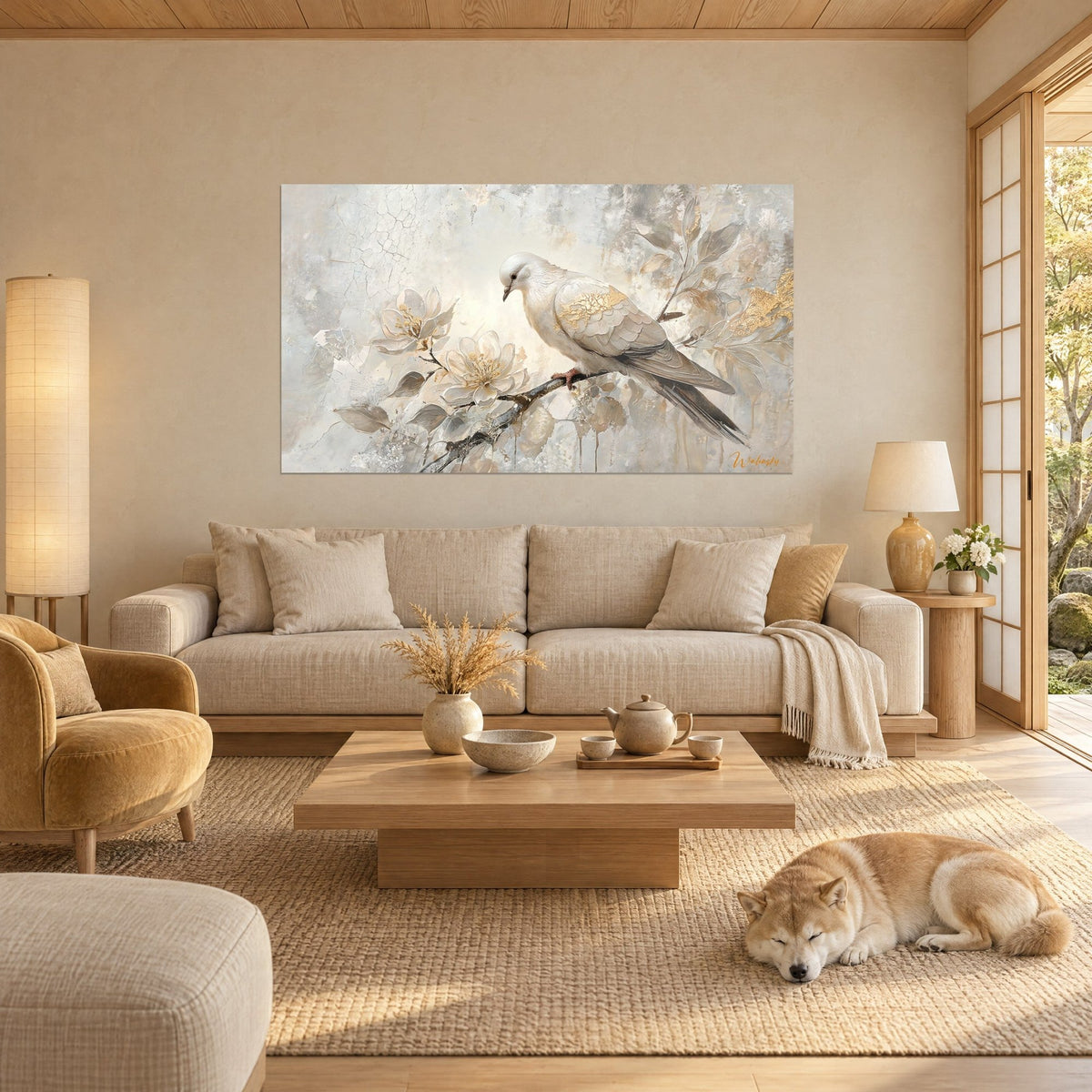 Tableau colombe nacrée aux ailes veinées d'or, perchée parmi des fleurs ivoire sur fond gris perle, au-dessus d'un canapé dans un salon lumineux
