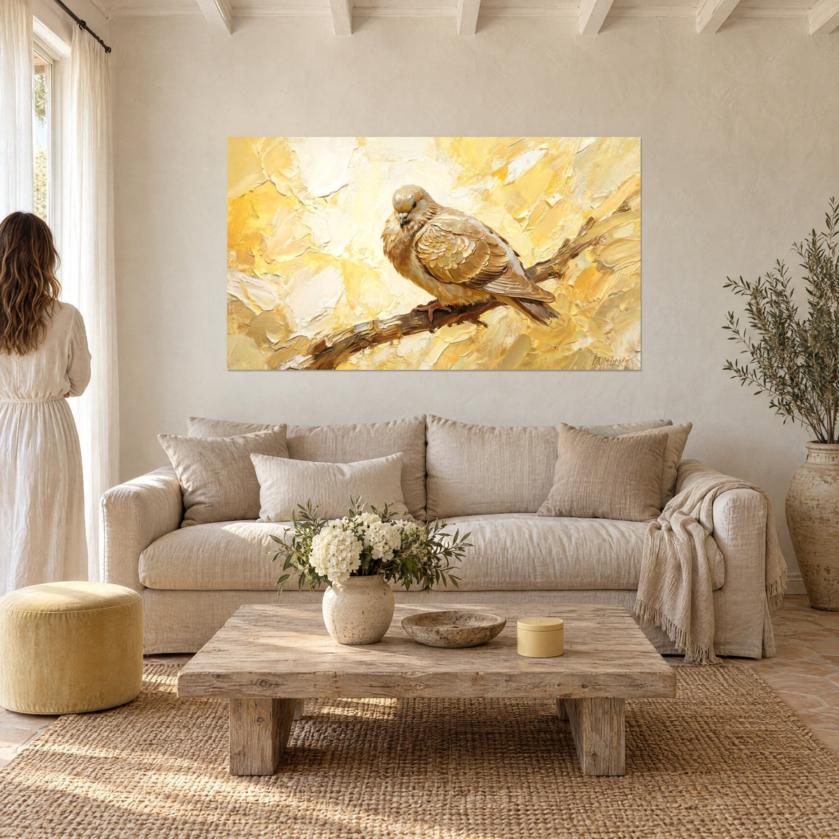 Tableau colombe dorée en peinture au couteau, plumage ocre et miel sur fond crème, au-dessus d'un canapé dans un salon lumineux