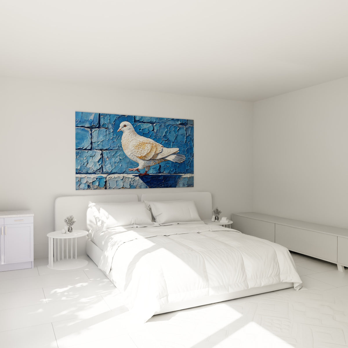 Oiseau blanc et doré peint sur fond bleu texturé, accroché au-dessus d'un lit dans une chambre claire