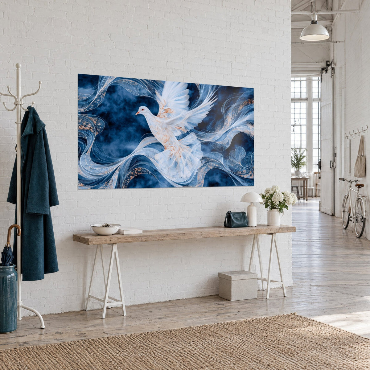 Tableau oiseau de paix en plein vol, plumes nacrées, volutes bleu nuit et éclats dorés, sur un mur blanc de loft